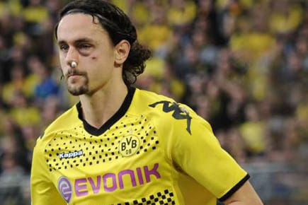 Neven Subotic nach dem Foul von Kyrgiakos schwer gezeichnet.