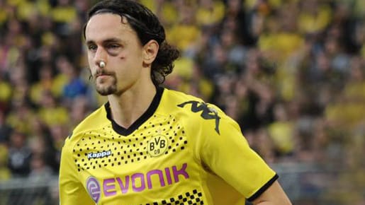 Neven Subotic nach dem Foul von Kyrgiakos schwer gezeichnet.