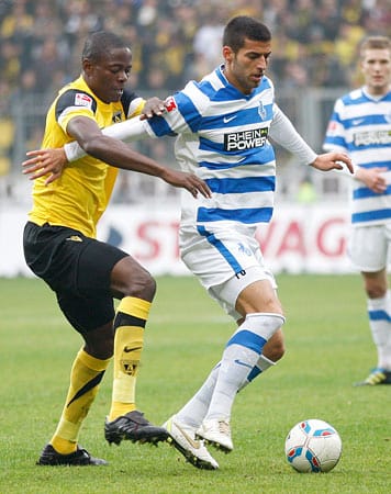 Duisburgs Jürgen Gjasula (re.) schirmt das Spielgerät vor Aachens Seyi Olayengbesi ab.