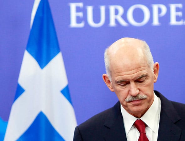 Papandreou und Samaras einigen sich auf die Bildung einer neuen Übergangsregierung. Papandreou verzichtet auf sein Amt.