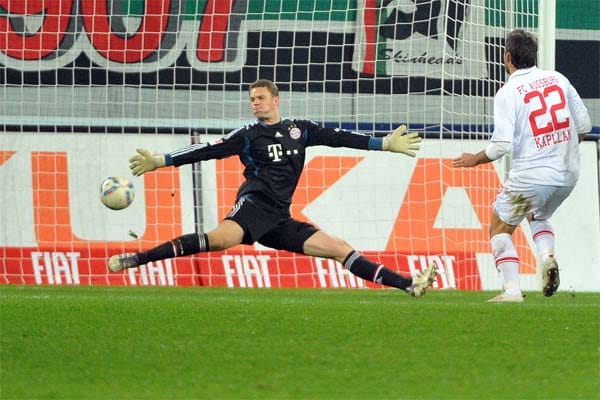 Mit der rechten Hand klärt Manuel Neuer den Schuss von Edmond Kapllani.