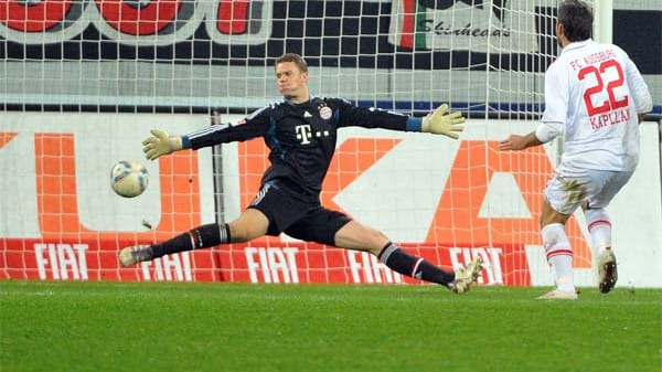 Mit der rechten Hand klärt Manuel Neuer den Schuss von Edmond Kapllani.