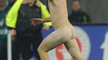 Beim Spiel FC Augsburg gegen den FC Bayern läuft die 90. Minute, als plötzlich ein Flitzer über das Feld rennt.