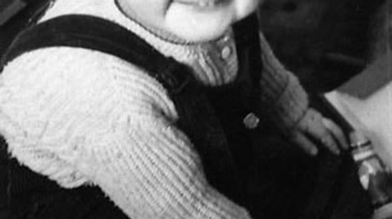 Kindheit und Jugend verbringt Angela Dorothea Kasner, so ihr Mädchenname, in der DDR. Sie kommt zwar in Hamburg zur Welt - am 17. Juli 1954. Die Eltern ziehen jedoch schon bald nach Brandenburg.