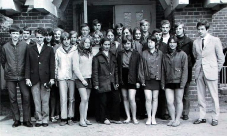 Angela Kasner - in der Mitte der zweiten Reihe, leicht verdeckt - in einer Aufnahme aus dem Jahr 1971, mit ihren Schulfreunden aus der 10. Klasse der Polytechnischen Oberschule Templin.