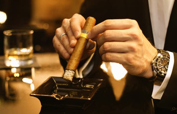 Sofern die Aromen der Zigarre auch kurz vor dem Ring noch angenehm und nicht zu heiß und beißend sind, dürfen Sie das Label entfernen und die Nachspielzeit genießen. Ein Blick auf den edlen Einsatzzeitmesser verrät - nur keine Eile.
