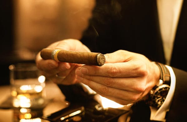 Rauchen Sie in Gesellschaft, sollten Sie Ihrem Gast Auswahl und Anfeuchten der Zigarre überlassen. Nach dem Anschneiden und „Toasten“ reichen Sie die Zigarre dann weiter.