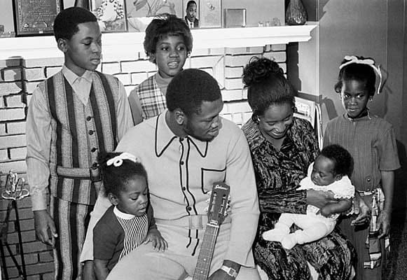 Frazier war ein Familienmensch durch und durch. Hier posiert er 1970 stolz mit Frau Florence und seinen fünf Kindern.
