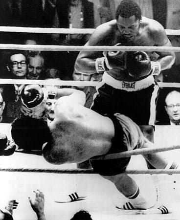 Im Ring entwickelte sich "Smokin' Joe", wie Frazier sich nannte, zur Kampfmaschine. Hier knockt er US-Schwergewichtler Terry Daniles aus.