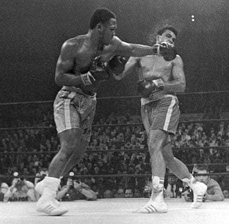Zum absoluten Klassiker wurde 1971 der erste Kampf zwischen Frazier (li.) und Muhammad Ali, den er hier mit einer Linken auf die Bretter schickt.