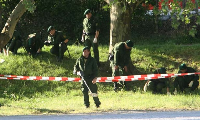 Doch von Anfang an: April 2007, Tatort Theresienwiese in Heilbronn. Hier geraten zwei Polizeibeamte in eine Schießerei. Ein Polizist wird schwer verletzt, seine Kollegin tödlich verwundet.
