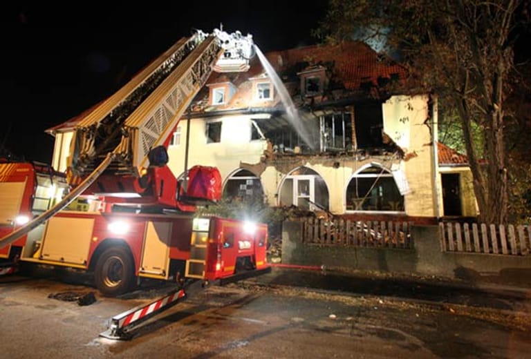 Kurz nach dem Banküberfall in Eisenach explodiert 180 Kilometer weiter in Zwickau ein Haus. Dort hatten die beiden Bankräuber gewohnt - und eine 36 Jahre alte Frau, die sich kurze Zeit später der Polizei stellte.