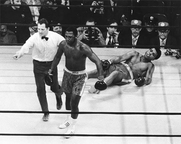 Frazier war zu dem Zeitpunkt der erste Boxer, der den großen Ali bezwingen konnte.