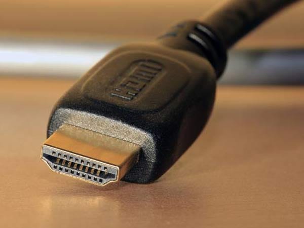 Verfügen PC und Computer über HDMI-Anschlüsse lassen sich die beiden Geräte sehr leicht mit einem entsprechenden HDMI-Kabel verbinden. Von allen Möglichkeiten bietet diese Übertragung die höchste Bildqualität. Per HDMI-Kabel wird auch der Ton gleich mit übertragen.