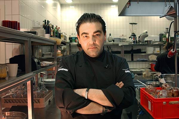 Auch Juan Amador wird seit 2008 durchgehend mit drei Michelin-Sternen ausgezeichnet. Er hat sich auf die Molekularküche spezialisiert und kocht in seinem Restaurant "Amador" in Mannheim.