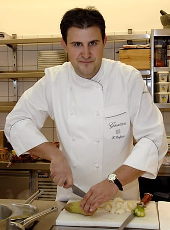 Bis vor einem Jahr war er noch der Jüngste unter den deutschen Drei-Sterne-Köchen: Klaus Erfort hat sein eigenes Restaurant namens "Gästehaus Erfort" in Saarbrücken.