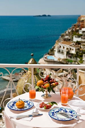 Wer diesen Anblick schon beim Frühstück vom Balkon aus genießen möchte, checkt am besten im Hotel Le Sirenuse ein.