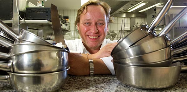 Thomas Bühner wurde im November 2011 erstmals mit drei Michelin-Sternen ausgezeichnet und hält sie bis heute. Er verwöhnt seine Gäste kulinarisch im "La Vie" in Osnabrück.