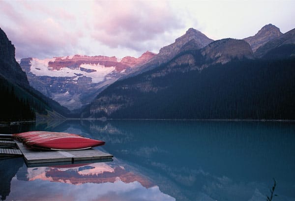 Der Banff Nationalpark in den kanadischen Rocky Mountains gehört zum UNESCO-Welterbe. Hotelgäste können während ihres Aufenthaltes Kanufahren, Reiten, Angeln, Mountainbiking, Wandern oder Skifahren.