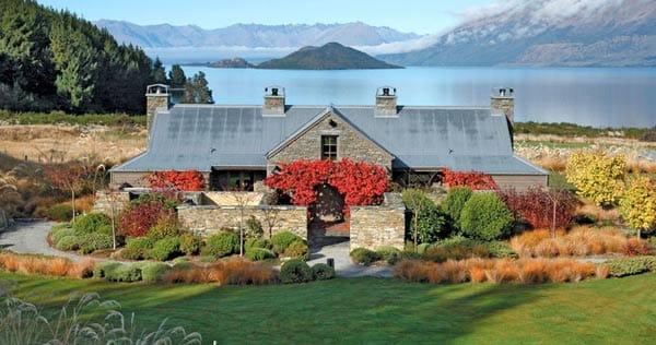 Nur einer Dreiviertelstunde von Queenstown entfernt befindet sich die luxuriöse Blanket Bay Lodge. Sie liegt direkt am Ufer des kristallklaren Lake Wakatipu, dem drittgrößten Binnensee Neuseelands.