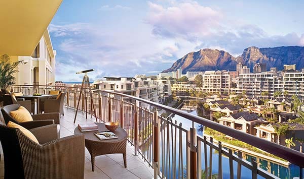 Wer in diesem Hotel aus dem Fenster schaut, blickt direkt auf das Hafenviertel Victoria und Alfred Waterfront sowie den rund 1000 Meter hohen Tafelberg, ein drei Kilometer langes Felsplateau, das zu den Wahrzeichen Kapstadts gehört.