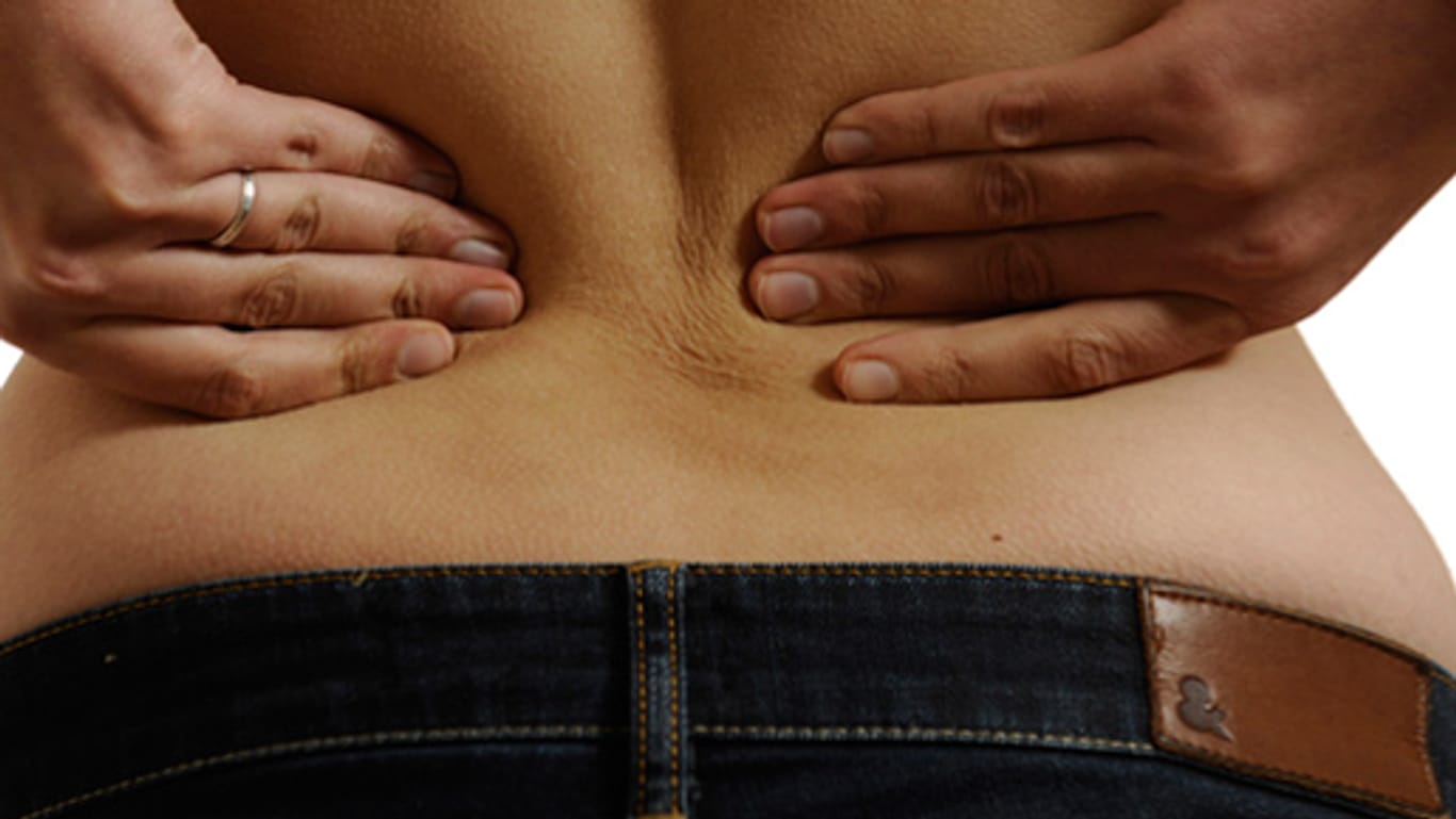 Rückenschmerzen bei Frauen können eine gynäkologische Erkrankung zur Ursache haben.