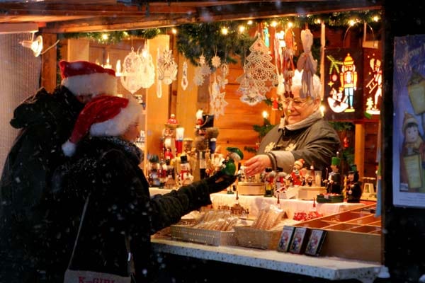Auf Weihnachtsmärkten finden sich bestimmt traumhaft schöne Mitbringsel aus dem Erzgebirge für Ihr Zuhause oder als kleines Geschenk.