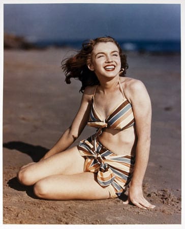 Die 19-jährige Marilyn strahlend am Strand.