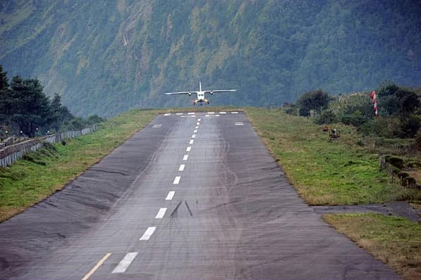 Der Flugplatz von Lukla hat eine der kürzesten Lande - bzw. Startbahnen der Welt.