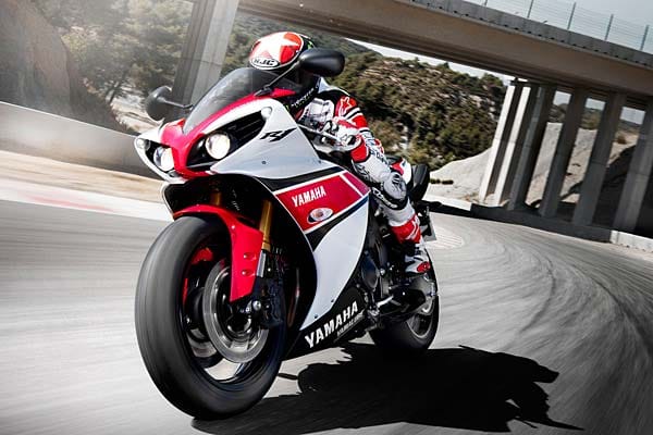 Der Supersportler YZF-R1 ist zusätzlich in der Aufmachung "50th Anniversary" zu bekommen, denn Yamaha hat sich vor 50 Jahren erstmals am Motorrad Grand Prix-Sport beteiligt.