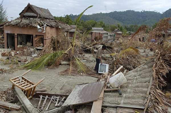 Zerstörtes Ferien-Resort bei Khao Lak in Thailand (Aufnahme vom 09.01.2005). Auch hunderte von Metern hinter dem Strand wurden die Gebäude der Urlauber-Hotels komplett zerstört.