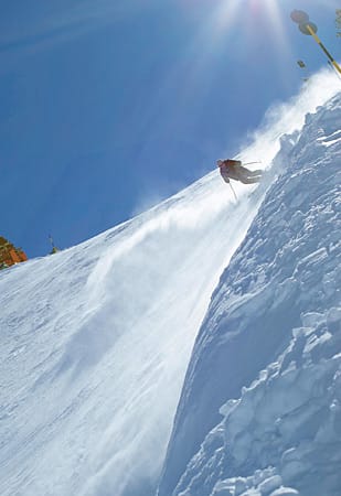 Ein Totenkopf markiert die Piste 14 über Mayrhofen im Zillertal, daneben steht der Name "Harakiri". Ungewarnt landet niemand auf Österreichs steilster Skipiste (Die steilsten Stellen der Streif gelten offiziell als unpräparierte Skiroute).