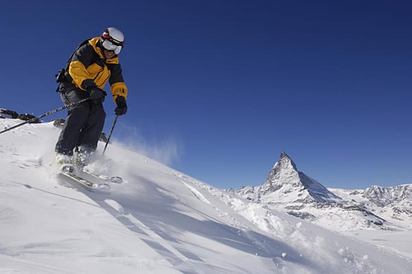 Höher geht es nicht mehr: Knapp unter dem himmelnächsten per Seilbahn erreichbaren Punkt Europas (3885 m) startet die Abfahrt vom Kleinmatterhorn nach Zermatt.