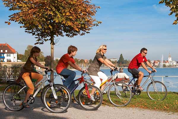 Per Rad lässt sich der Bodensee auf die gemütliche Tour entdecken. Auf dem Foto sind Radfahrer in Friedrichshafen zu sehen.
