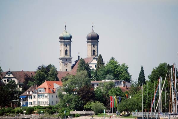 Dabei lässt sich so manche Sehenswürdigkeit entdecken, so wie die Schlosskirche in Friedrichshafen.