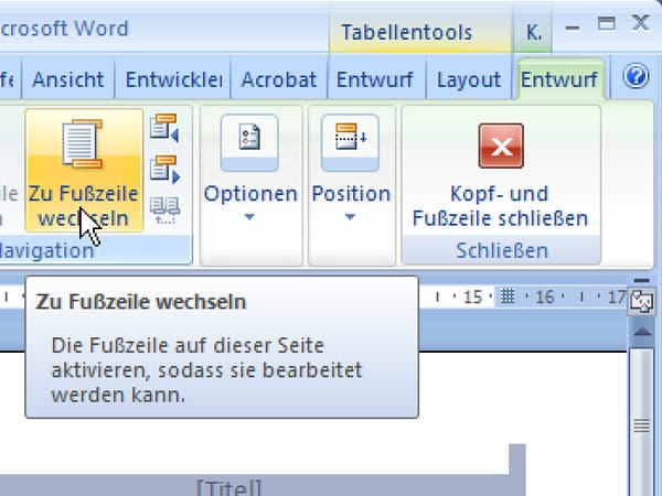 Öffnen Sie Ihr Dokument. Haben Sie bereits eine Kopfzeile angelegt, wechseln Sie in das Register Entwurf. Dort klicken Sie auf die Schaltfläche Zu Fußzeile wechseln.