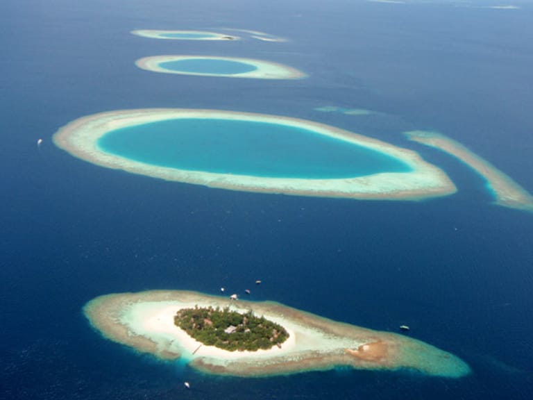 Auch die Malediven - der höchste Punkt der Inselgruppe liegt 2,4 Meter über dem Meeresspiegel - könnten schon in wenigen Jahrzehnten im Wasser versinken.