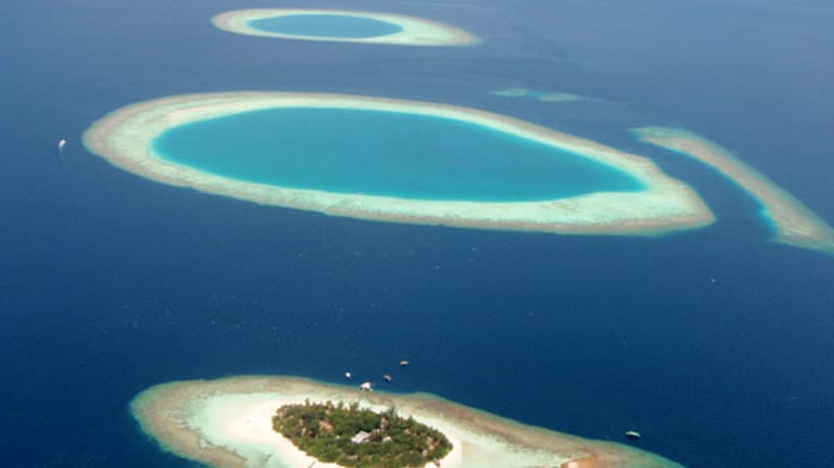 Auch die Malediven - der höchste Punkt der Inselgruppe liegt 2,4 Meter über dem Meeresspiegel - könnten schon in wenigen Jahrzehnten im Wasser versinken.