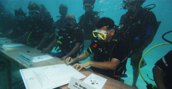 Auf die bedrohliche Lage der Malediven versuchte die Regierung 2009 mit einer spektakulären Aktion aufmerksam zu machen: eine Kabinettssitzung unter Wasser.
