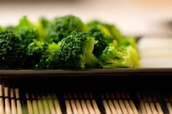 Brokkoli bleibt besonders vitaminreich, wenn er nur kurz gedämpft wird.