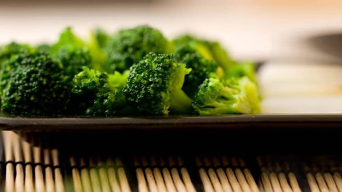 Brokkoli bleibt besonders vitaminreich, wenn er nur kurz gedämpft wird.