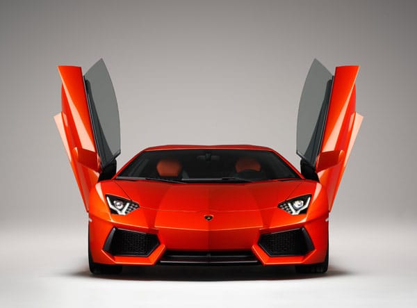 „Flügelmonster“ – Wie schon beim legendären Lamborghini Countach, dem Diablo und seinem Vorgänger Murciélago öffnen sich beim Aventador die Türen spektakulär nach oben.