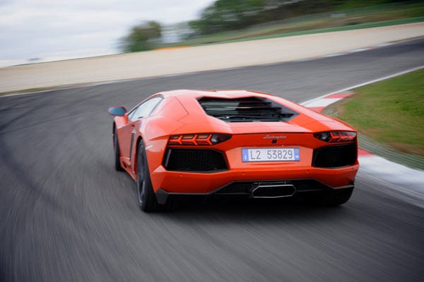 Beim jüngsten Spross der Lamborghini-Dynastie fährt der Heckspoiler mit zunehmender Geschwindigkeit automatisch aus.