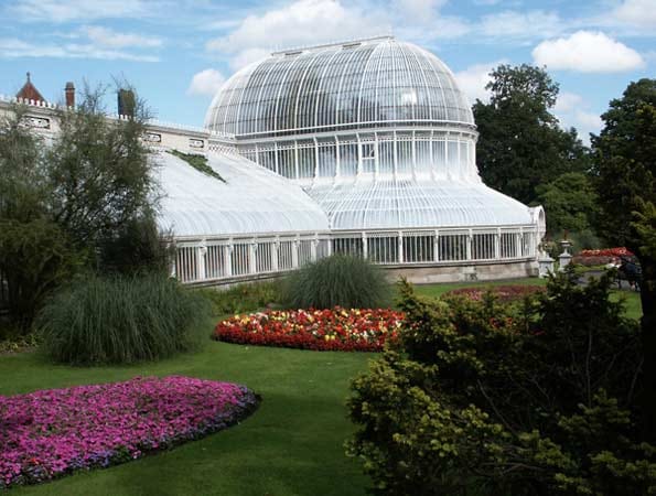 In der nordirischen Hauptstadt Belfast, befindet sich das "Botanic Garden" - eine Oase der Ruhe im Lärm der Autos. Ins Auge fällt zunächst das Palm House, eine Glas- und Eisenkonstruktion des Dubliner Eisengießers Richard Turner aus dem 19. Jahrhundert.