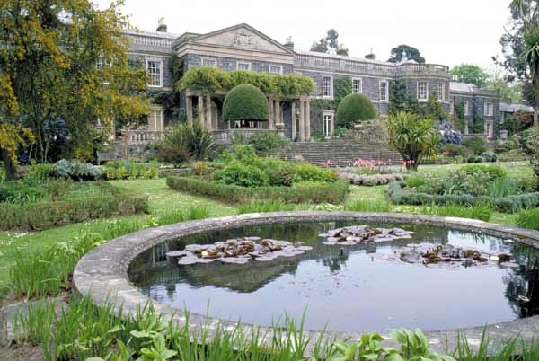 Das Herrenhaus von Mount Stewart mit seiner prächtigen Gartenbauanlage. Für viele ist dies der schönste Garten Irlands - ein Kaleidoskop der Farben und Düfte.