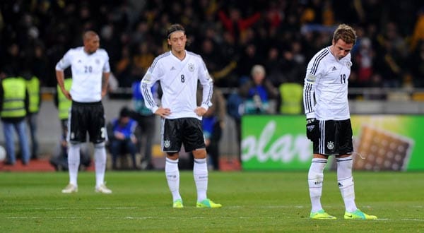 Enttäuschung in den Gesichtern der deutschen Stars Jerome Boateng, Mesut Özil und Mario Götze (v. li.): Die Ukraine hat getroffen.