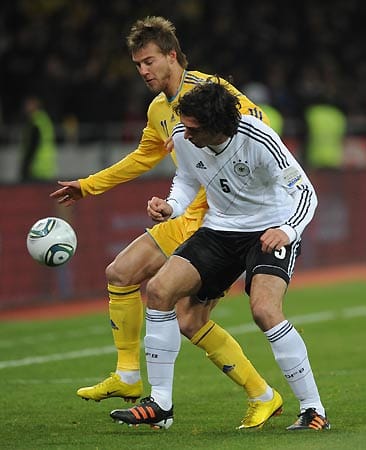 Der deutsche Innenverteidiger Mats Hummels (Nummer 5) versucht, sich gegen den Ukrainer Andrej Yarmolenko einen Vorteil zu verschaffen.