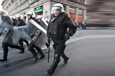 Polnische Soldaten sind den gewalttätigen Demonstranten in Warschau auf der Fährte