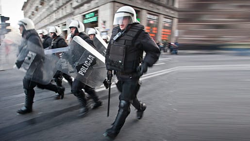 Polnische Soldaten sind den gewalttätigen Demonstranten in Warschau auf der Fährte Polnische Soldaten sind den gewalttätigen Demonstranten in Warschau auf der Fährte