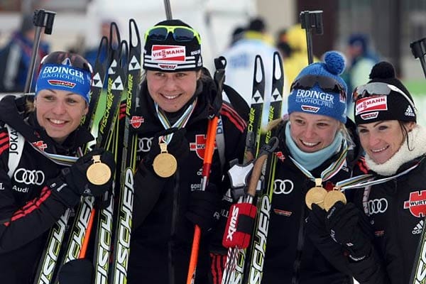 Bei den Weltmeisterschaften 2011 im russischen Chanty-Mansijsk freut sich Henkel über den Titel mit der Staffel (v.li. Magdalena Neuner, Tina Bachmann, Miriam Gössner und Andrea Henkel). Es ist bereits ihr siebtes WM-Gold. Die Saison 2010/2011 beendet Henkel mit dem zweiten Platz in der Weltcup-Gesamtwertung.